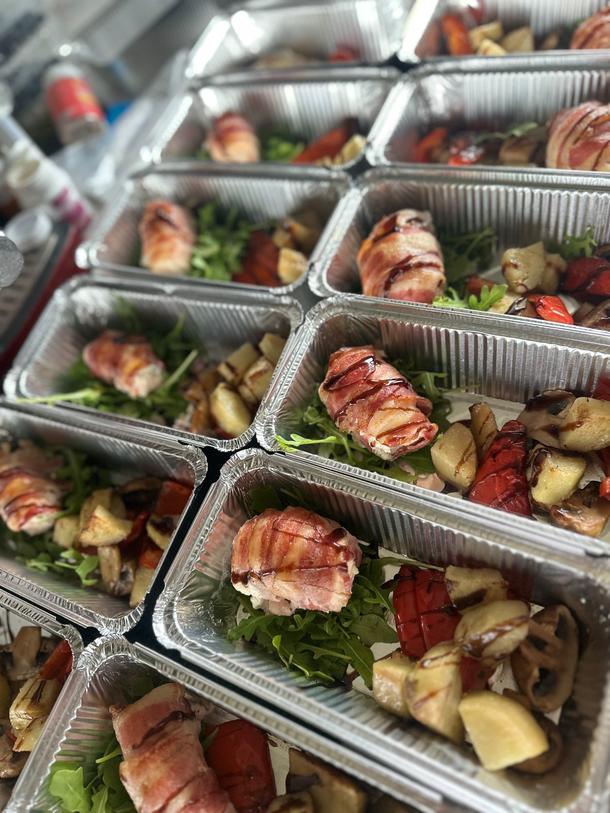 Куриный рулетик в беконе с овощами гриль