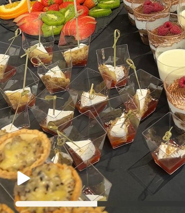 Сыр бри с брусничным соусом