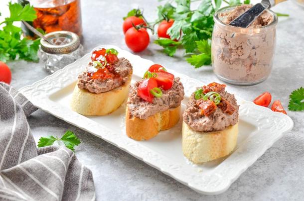 Брускетта с паштетом