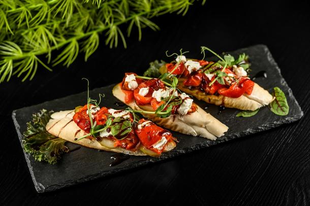 Бруксетта с печеным перцем