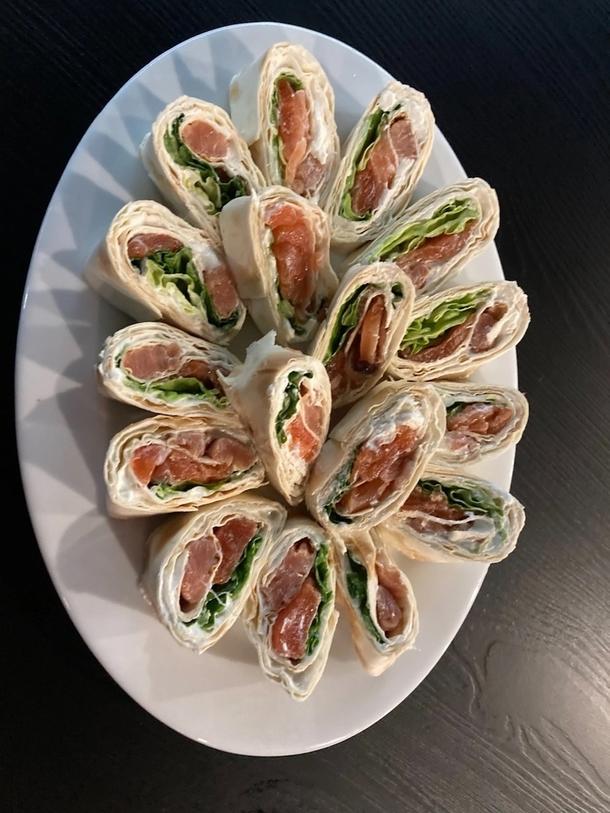 Рулет с красной рыбой и творожным сыром