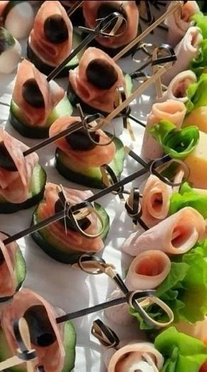 Канапе с огурцом и сыро-вяленой колбасой