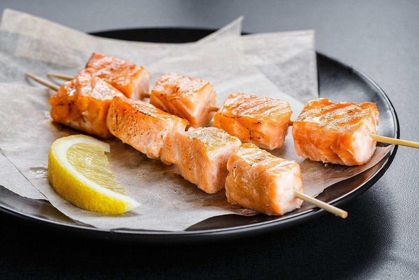 Шашлычок из семги со сливочным соусом