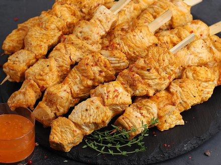 Мини-шашлычок из индейки с соусом тар-тар