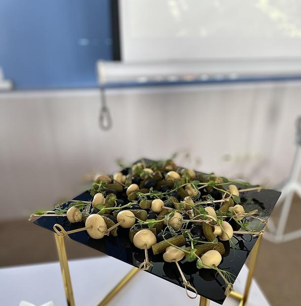 Канапе шампиньон, корнишон и оливка