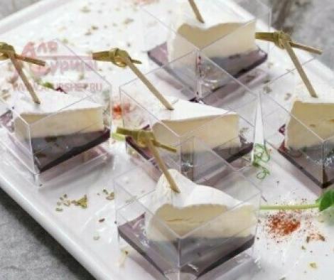 Камамбер с брусничным соусом и ореховой крошкой