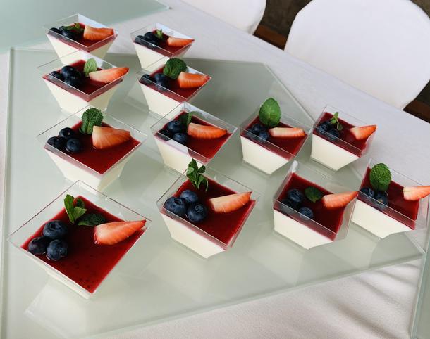 Десерт "Панакота" со свежими ягодами