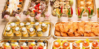 Аппетитный фуршетный сет с горячими закусками на 13-15 персон