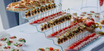 Фуршетное меню с горячими закусками на 20 персон 